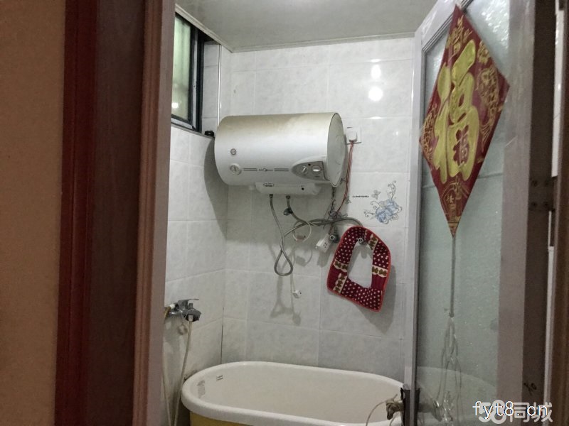 法姬娜简装一楼带院三室101平方产证齐全可以过户按揭五无税